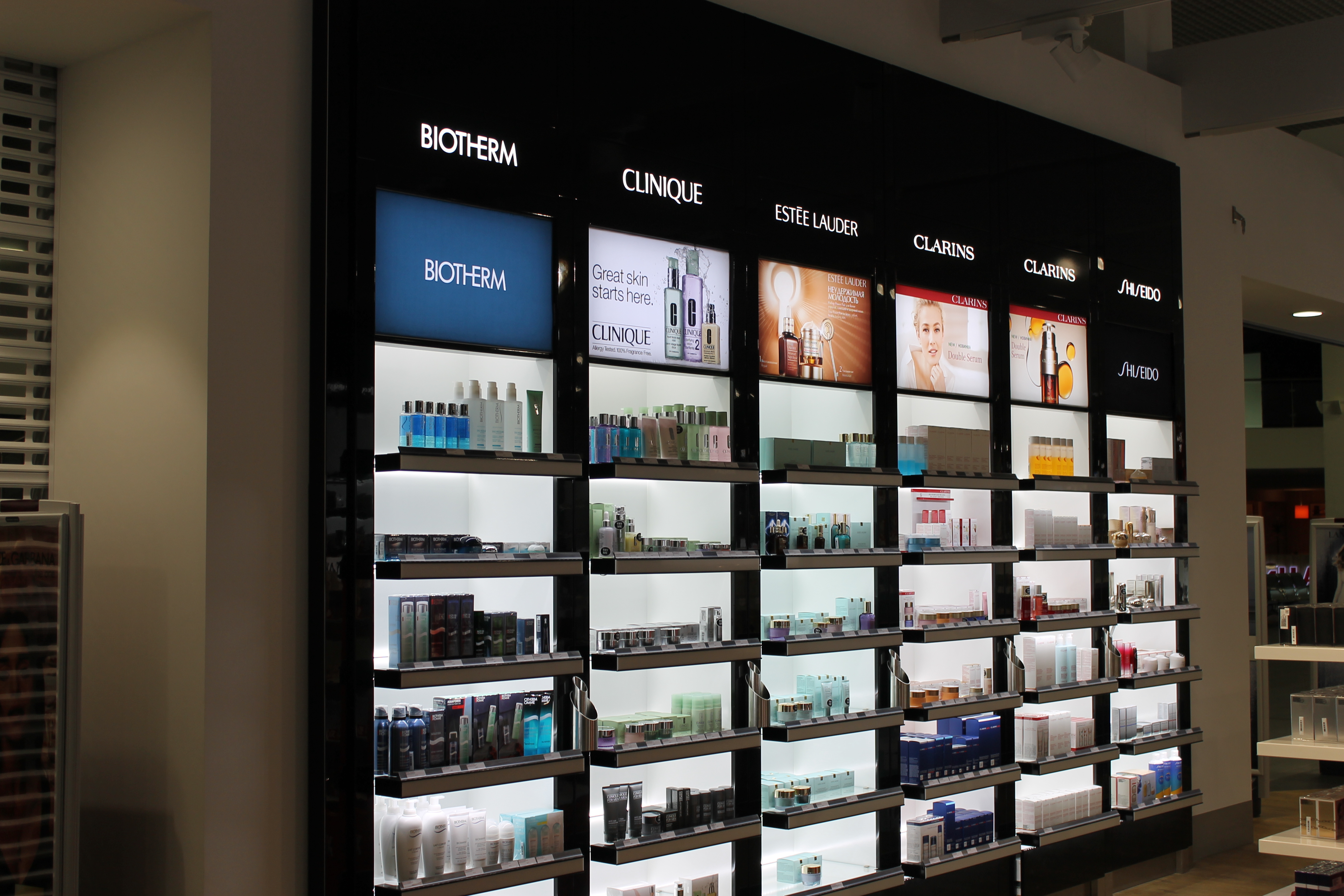 Уходовая косметика в Heinemann дьюти фри